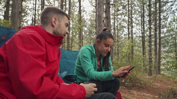 一对夫妇在森林里露营