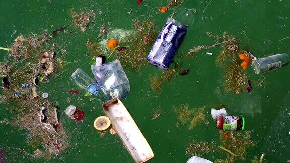 滥用环境垃圾漂浮在海里