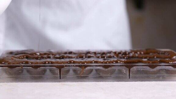 自制果仁糖把巧克力浇成各种形状