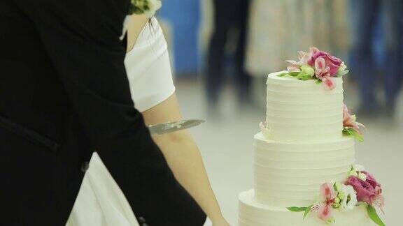 新娘和新郎切结婚蛋糕切结婚蛋糕新婚夫妇切婚礼蛋糕的细节
