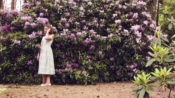 女孩站在花丛中