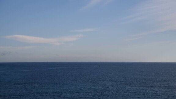 蔚蓝的大海和地平线