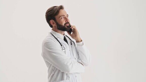 冷静的男子医生用听诊器对着智能手机说话