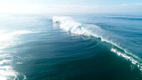 在晴天的大海巨浪航拍