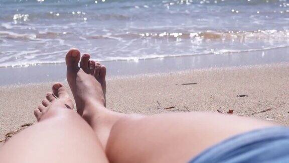 沙滩上的女人腿