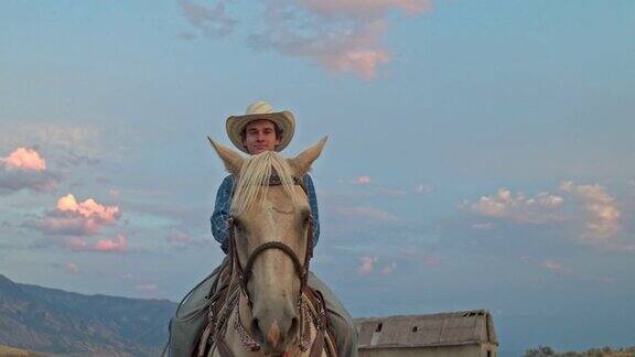 牛仔骑着马看摄像机的实时视频