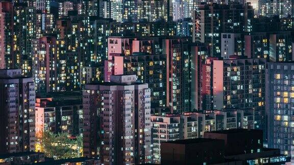 ZO住宅楼窗户在夜晚闪烁北京中国