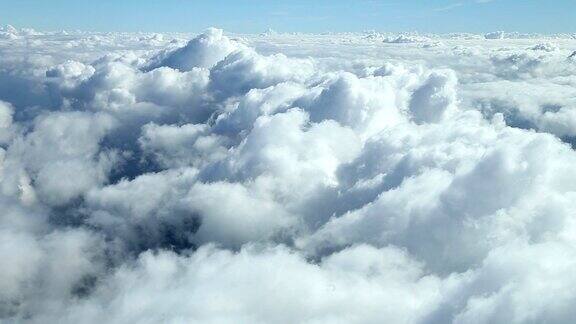 飞机窗外的云朵