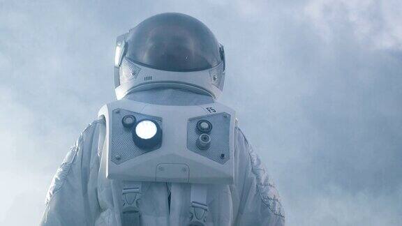 低角度拍摄的勇敢宇航员穿着宇航服环顾外星球蓝色和寒冷的星球先进技术太空旅行殖民概念