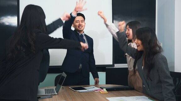 商务人士在开会的时候一起碰拳头庆祝慢镜头