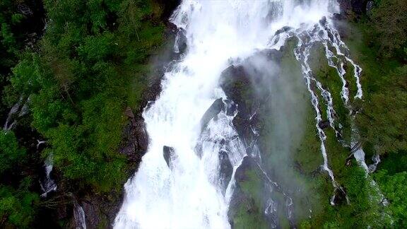 飞越挪威巨大的瀑布赖菲克