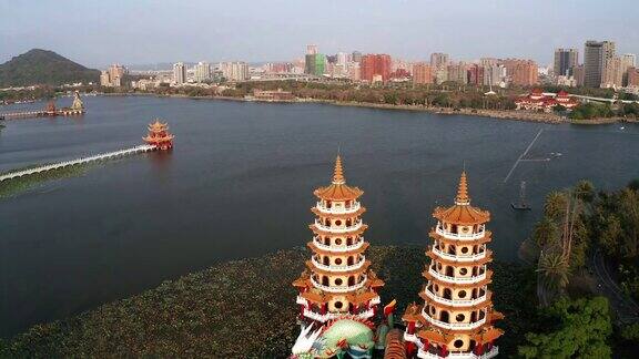 鸟瞰图荷塘和传统宝塔日落台湾高雄亚洲