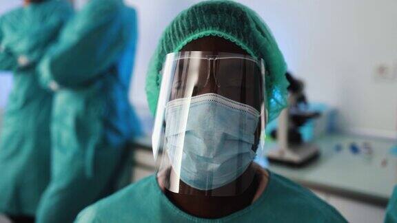 新冠肺炎疫情期间在医院内工作的非洲男医生在新冠肺炎疫情期间戴口罩的医护人员