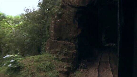 从火车进入隧道的角度看火车POV向前移动进入黑暗的隧道对旅行和看到新视野性理解