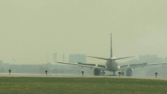 波音737飞机正在着陆