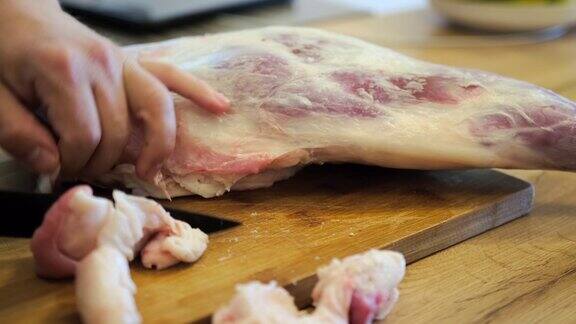 从一大块肉上整条羊腿上切下一块块肥肉