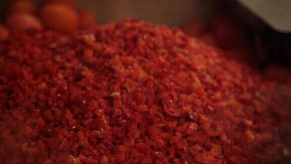 商业厨房食品准备-冷冻红辣椒放在30加仑平底锅