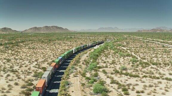 航拍美国亚利桑那州货运列车穿越沙漠