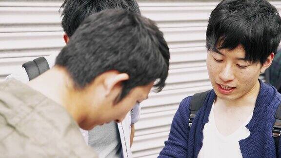 日本学生在城市中使用智能手机