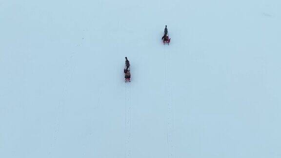 在土耳其阿达汗的Cildir湖上的马拉雪橇无人机视频
