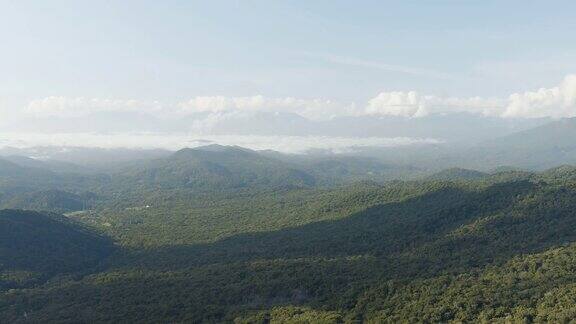 在巴西亚马逊热带雨林的夏季绿色山脉的无人机鸟瞰图