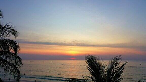 普吉岛卡隆海滩的航拍夕阳西下