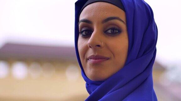 年轻漂亮的穆斯林妇女的肖像戴着头巾看着相机美丽的女性穿了鼻子