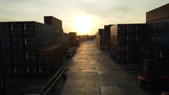 4K货物集装箱在航运港口