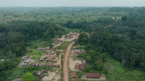 天线热带雨林中的非洲小村庄森林砍伐气候变化