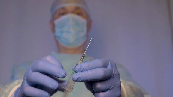 医生是外科医生手里拿着一个装有疫苗的注射器他准备给病人打针