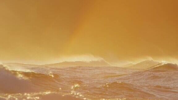 日落时海浪的夏威夷海岸线