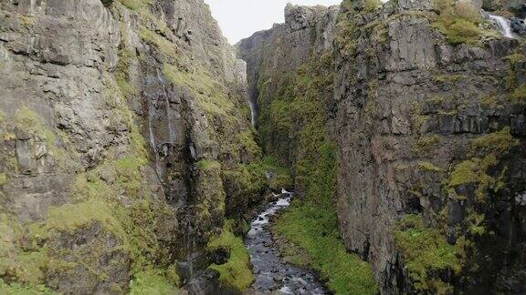 航拍冰岛峡谷内