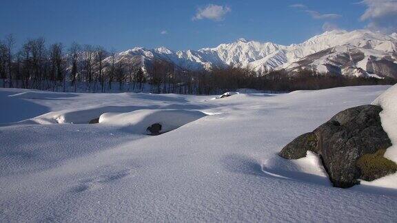 日本长野的冬季风景有美丽的雪山和蓝天