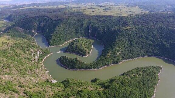 蜿蜒在塞尔维亚的乌瓦茨岩石河