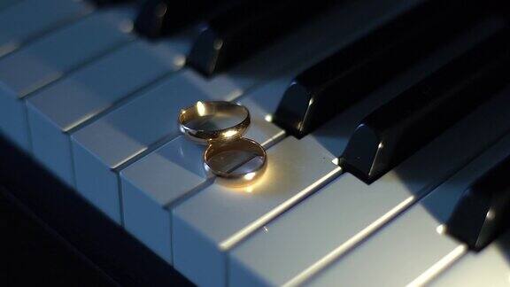 3.结婚戒指放在钢琴琴键上