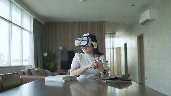 女性商务会议会议VR虚拟现实元宇宙数字世界技术AR增强现实控制演示在家工作
