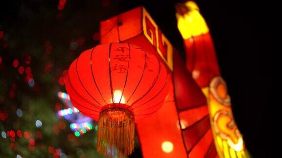 晚上中国传统的灯笼和图案被点亮