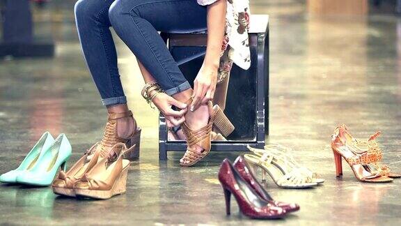 在店里试穿鞋子的女人