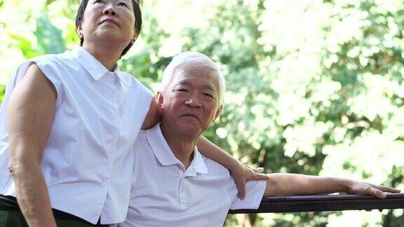 亚洲老年夫妇退休后拥抱的爱