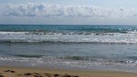 海浪在沙滩上翻滚
