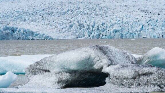 在冰川前面有一座破碎的冰山