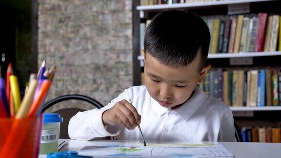 小孩子在书房专注的画画特写