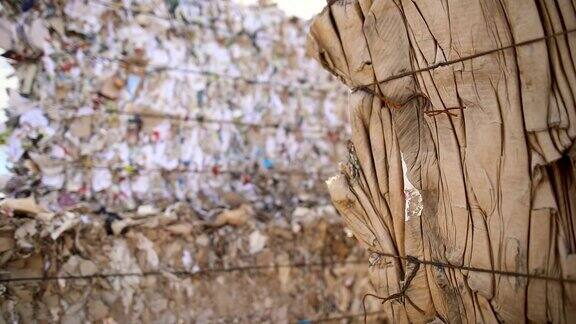 废弃的纸板和纸张会收集和包装以供循环再造丢弃堆积的旧纸板箱回收中心收集纸盒和纸箱