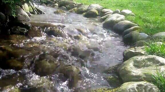 小溪流淌在田园诗般的春林中淙淙的流水声