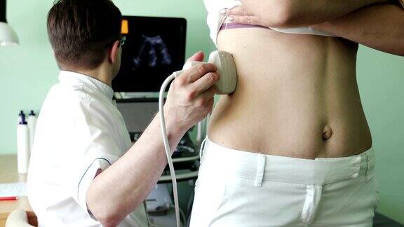 男医生用超声波扫描仪检查妇女的右肾