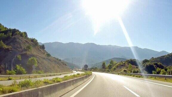 从车辆角度行驶在加州1号公路(又名卡布里洛公路或太平洋海岸公路)在加州中部的大苏尔地区