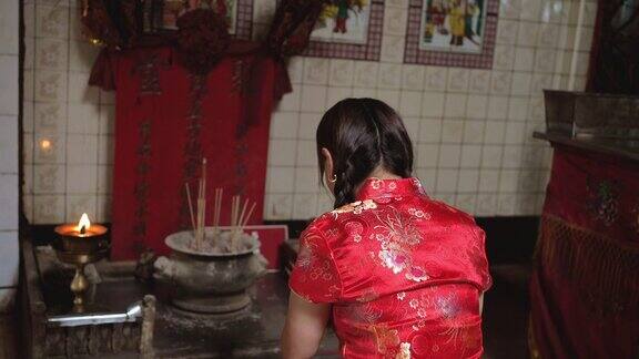中国中年女性在春节许愿