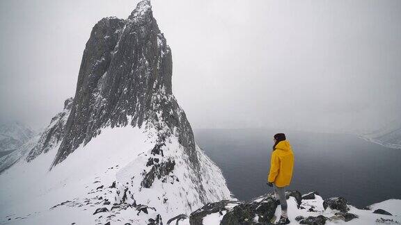 挪威冬天塞格拉山附近女人的风景