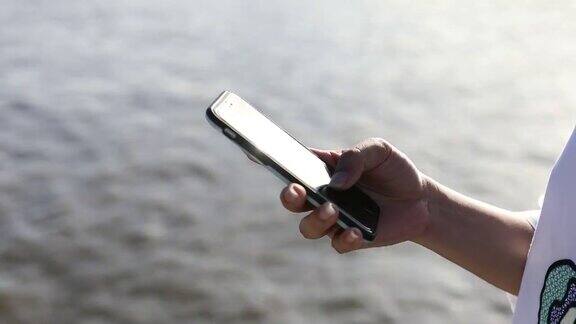 用智能手机靠近河边