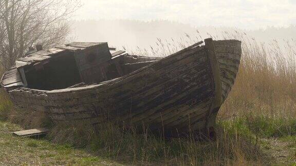 河岸边的一条破船
